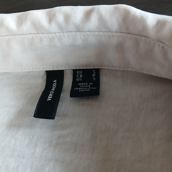 VERO Moda white Button-Up Blouse NWOT size small - Picture 4 of 4